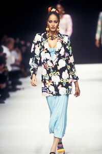 EmanuelUngaro1993WomenRTW19.thumb.jpg.1bf25422a8d98003abab1e97366aef47.jpg