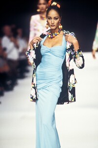 EmanuelUngaro1993WomenRTW20.thumb.jpg.9adf540d9c1c5d52084ec9c1e6770647.jpg