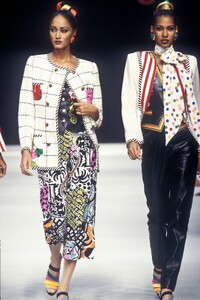 EmanuelUngaro1993WomenRTW21.thumb.jpg.664e734735d2e13fb16369554db5736f.jpg