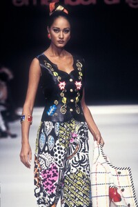 EmanuelUngaro1993WomenRTW22.thumb.jpg.e51bfab8a354b1d64dc47663ec2107ed.jpg