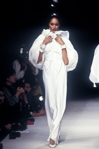 EmanuelUngaro1993WomenRTW23.thumb.jpg.0794a460c39259f3aefe5aea485d9642.jpg