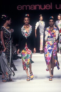 EmanuelUngaro1993WomenRTW26.thumb.jpg.75eecce1b0491c48b5ca1a8591991609.jpg