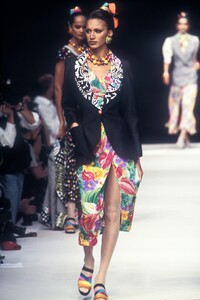 EmanuelUngaro1993WomenRTW82.thumb.jpg.91b6bfcc3d9c849d5ee0b1c167d934a2.jpg