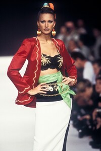 EmanuelUngaro1993WomenRTW85.thumb.jpg.29755d07a4f47f93283871a2c00189cf.jpg