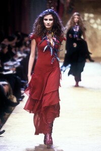 EmanuelUngaro1999WomenRTW1.thumb.jpg.3baeed48829d23d05e1347386e9a0485.jpg