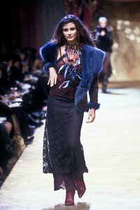 EmanuelUngaro1999WomenRTW2.thumb.jpg.0b6d93c517e38ce1e5a3ccee1f47b2ea.jpg