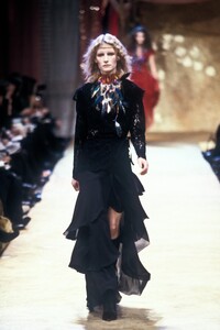 EmanuelUngaro1999WomenRTW44.thumb.jpg.991ac2a241f31dc89c909a04461809c3.jpg