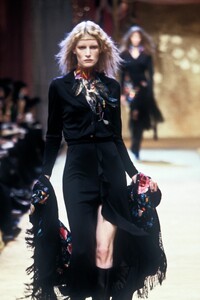 EmanuelUngaro1999WomenRTW45.thumb.jpg.9714868db244a6ccc6a268c82598dd1c.jpg