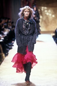 EmanuelUngaro1999WomenRTW74.thumb.jpg.3481cc8c1336749de20ae910612d30ca.jpg