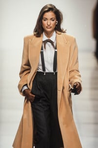 EmporioArmani1992WomenRTW34.thumb.jpg.28aeb72d2686c6190fb9335930d10bb6.jpg