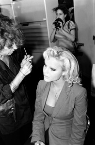 Eva_Herzigova_Chanel_FW1992_Couture_Backstage_084.jpg