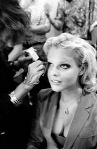 Eva_Herzigova_Chanel_FW1992_Couture_Backstage_086.jpg