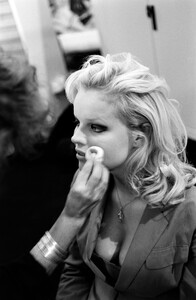 Eva_Herzigova_Chanel_FW1992_Couture_Backstage_088.jpg