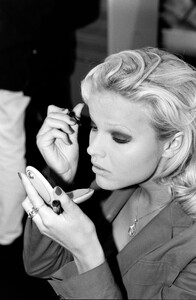 Eva_Herzigova_Chanel_FW1992_Couture_Backstage_092.jpg
