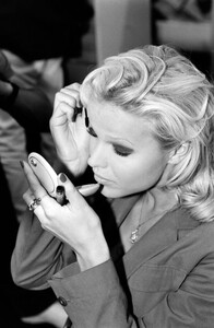 Eva_Herzigova_Chanel_FW1992_Couture_Backstage_094.jpg