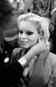 Eva_Herzigova_Chanel_FW1992_Couture_Backstage_096.jpg