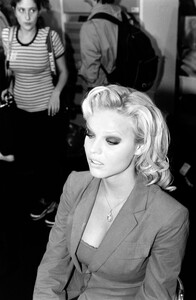 Eva_Herzigova_Chanel_FW1992_Couture_Backstage_097.jpg