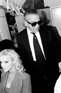 Eva_Herzigova_Chanel_FW1992_Couture_Backstage_098.jpg