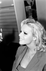 Eva_Herzigova_Chanel_FW1992_Couture_Backstage_099.jpg