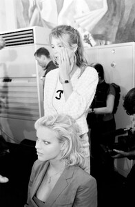 Eva_Herzigova_Chanel_FW1992_Couture_Backstage_100.jpg