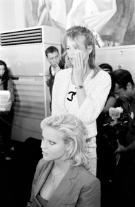 Eva_Herzigova_Chanel_FW1992_Couture_Backstage_101.jpg