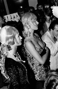 Eva_Herzigova_Chanel_FW1992_Couture_Backstage_107.jpg