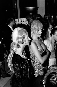 Eva_Herzigova_Chanel_FW1992_Couture_Backstage_108.jpg