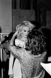 Eva_Herzigova_Chanel_FW1992_Couture_Backstage_110.jpg