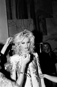 Eva_Herzigova_Chanel_FW1992_Couture_Backstage_112.jpg