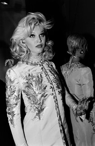 Eva_Herzigova_Chanel_FW1992_Couture_Backstage_115.jpg