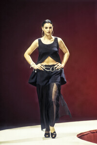 GuyLaroche1993HauteCouture17.thumb.jpg.242a8eae3531074970f468bb53808d32.jpg