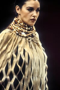 GuyLaroche1993HauteCouture24.thumb.jpg.6d7eed42cfe1350ba263ed71ea7e3cdd.jpg