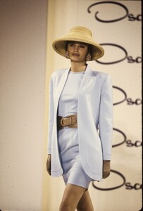 Helena_Christensen_Oscar_de_la_Renta_SS1991_01.jpg