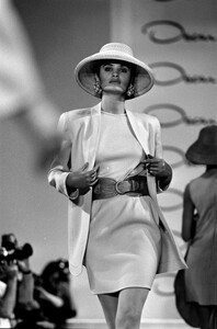 Helena_Christensen_Oscar_de_la_Renta_SS1991_02.jpg