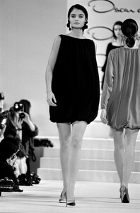 Helena_Christensen_Oscar_de_la_Renta_SS1991_03.jpg
