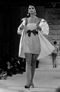 Helena_Christensen_Oscar_de_la_Renta_SS1991_12.jpg
