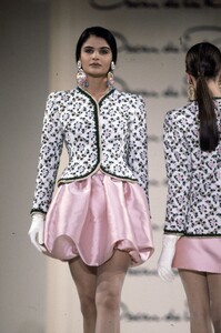 Helena_Christensen_Oscar_de_la_Renta_SS1991_19.jpg
