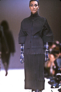 IsseyMiyake1989WomenRTW133.thumb.jpg.6ef3d950d36e39f8ccd83ba70f73f214.jpg