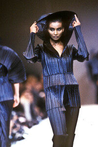 IsseyMiyake1989WomenRTW28.thumb.jpg.86b28d2e8714212a8c032a67eb173333.jpg