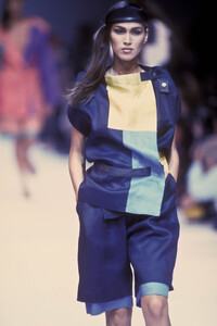 IsseyMiyake1991WomenRTW124.thumb.jpg.0799c9bcb1791eea8abf8a8de89349d8.jpg