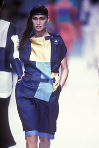 IsseyMiyake1991WomenRTW125.thumb.jpg.7d231173508c705c29f78e267da9c93f.jpg