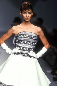 JeanLouisScherrer1996HauteCouture48.thumb.jpg.9d6749b970a8c906e4b0a87568da8619.jpg