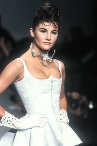 JeanLouisScherrer1996HauteCouture84.thumb.jpg.38b58ec66d81bc8cf4cef59b24a25e3e.jpg