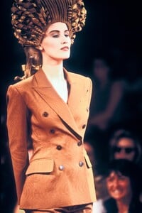 JeanPaulGaultier1990WomenRTW174.thumb.jpg.913cf6e10262af8451a96807c68aca24.jpg