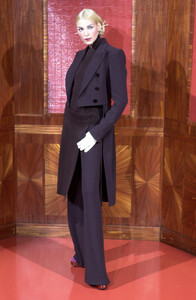 JeanPaulGaultier2001HauteCoutureFW21.thumb.jpg.5a1290596f105c18805ff651d9b5160b.jpg