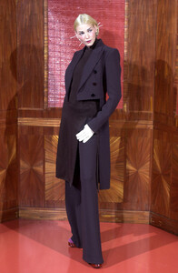 JeanPaulGaultier2001HauteCoutureFW22.thumb.jpg.c613243913475dd7381cf38ccb243e47.jpg