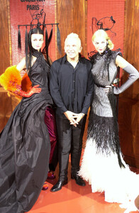 JeanPaulGaultier2001HauteCoutureFW25.thumb.jpg.6319abd08fecc8b24960001267489240.jpg