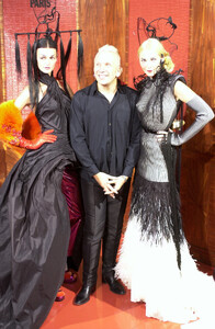 JeanPaulGaultier2001HauteCoutureFW26.thumb.jpg.41985ffc0a95835aed015ac32376d795.jpg