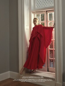 LOfficiel_Paris_2023_12_fr.downmagaz.net-041.thumb.jpg.6d4caf2ddccf719a375ff2bddbbe47a3.jpg