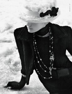 Lagerfeld_Chanel_Fall_Winter_2009_10_11.thumb.jpg.c8517d2befa999a92500dce7ab8decf1.jpg